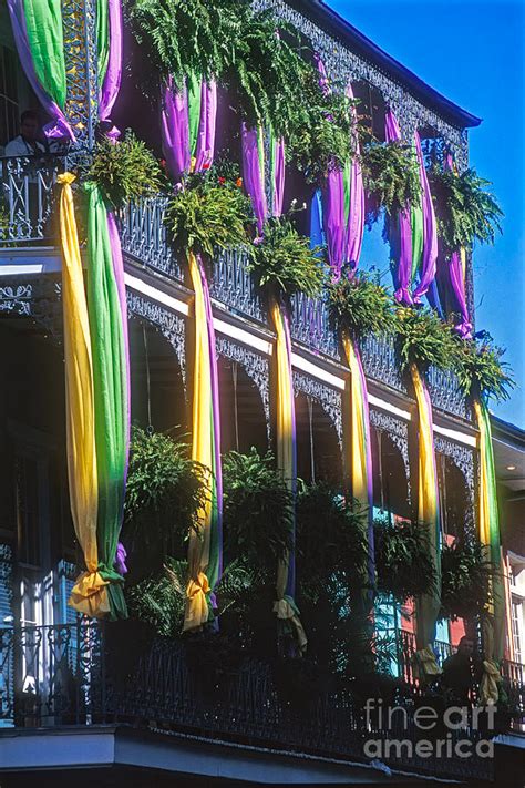 outdoor mardi gras decorations